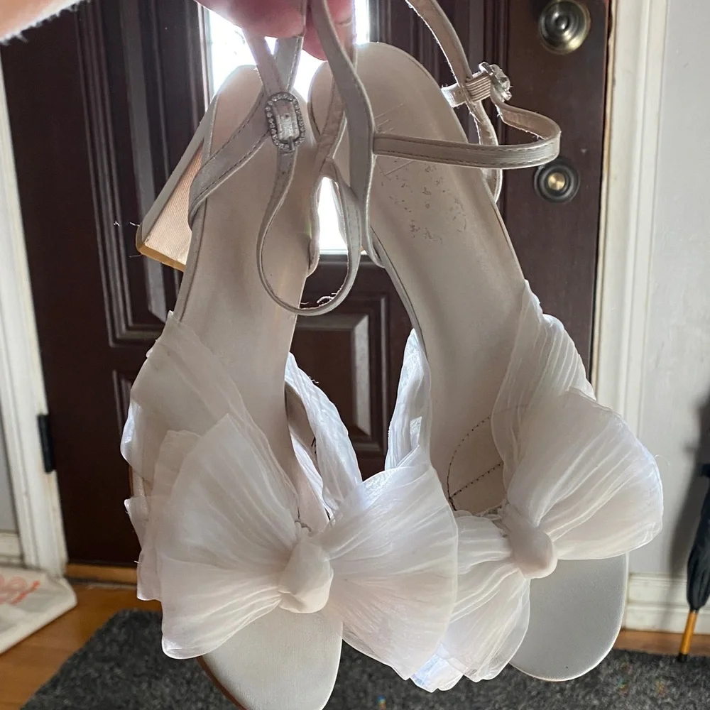 David's Bridal White Bow Heels - Picture 1 of 6